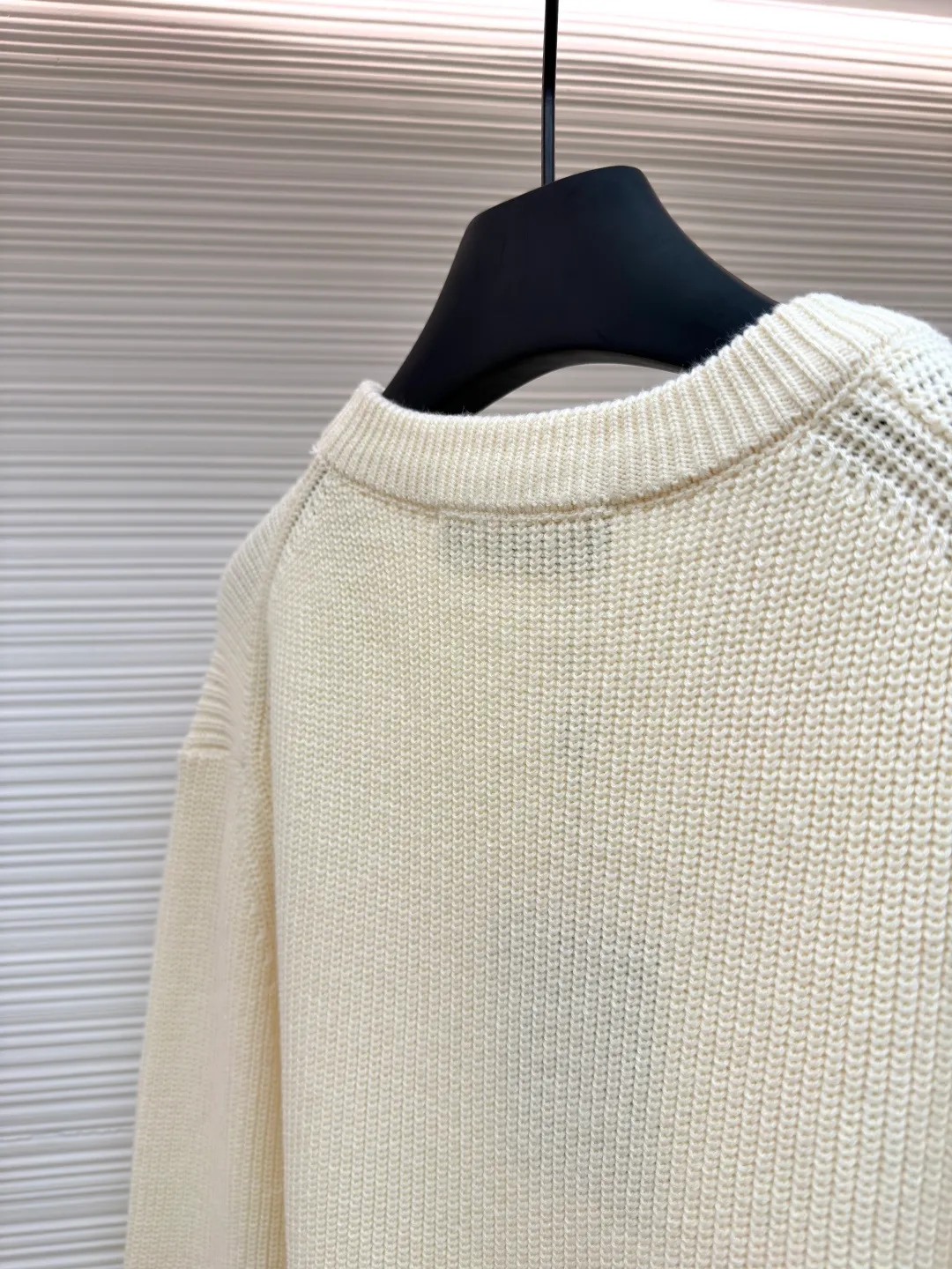 LOUIS VUITTON basic logo embroidered plain pullover knitted sweater ●Original version: 18,000 purchased and developed ●Item number: 1680919-A75 ●Fabric: cashmere fabric ●Technology: knitting ●Version: fitted version ●Weight: about 630 grams ●Size: XS-S-M-L ●Description: Embroidered cashmere crew neck sweater This cashmere crew neck sweater is ribbed knitted to create a rich texture, which combines elegant style and comfortable texture. The LV logo embroidery sits on the left hem, and casual touches can easily upgrade any look. The overall wiring is straight and delicate, the fabric is comfortable and soft, and the color is consistent without color difference. It can be matched with the same style to create a fashionable look and control various occasions. Customized accessories, complete with three standards, same style for men and women!